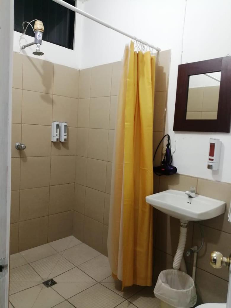 Global Airport Inn Free Shuttle Guatemala Oda fotoğraf
