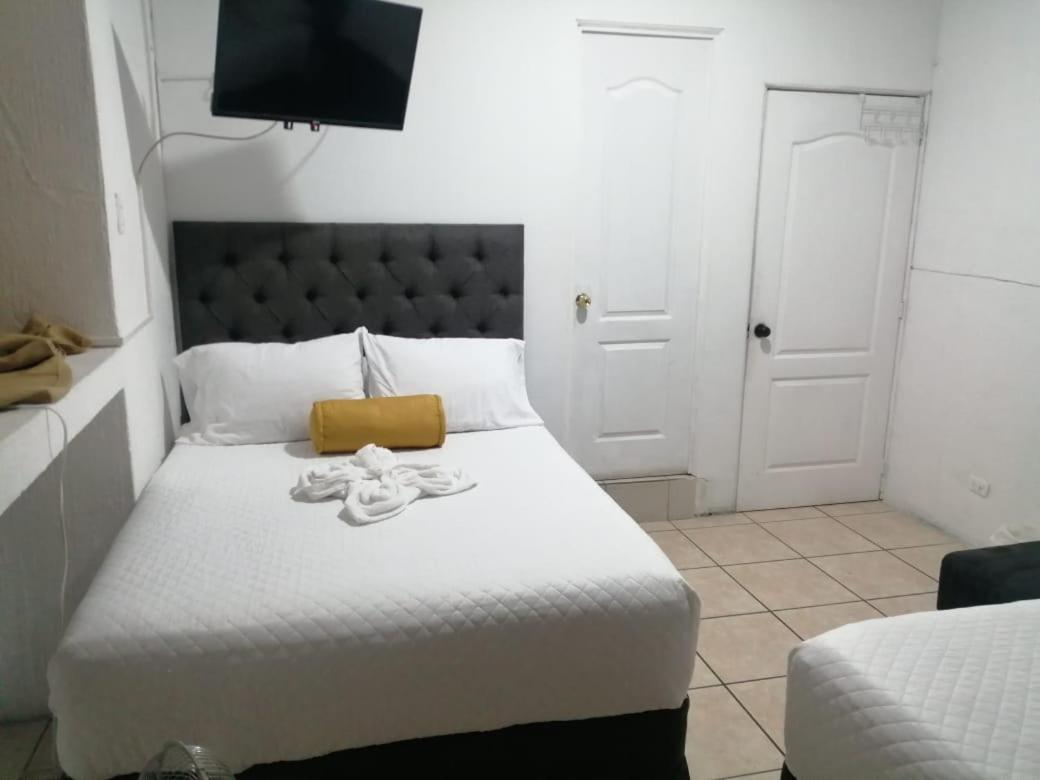 Global Airport Inn Free Shuttle Guatemala Oda fotoğraf